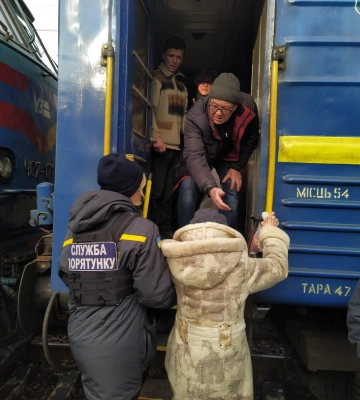 Рятувальники надають допомогу громадянам під час евакуації до більш безпечних регіонів країни