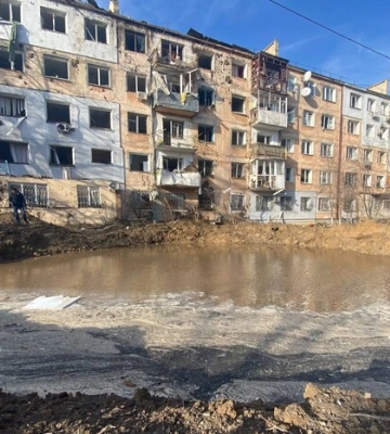 Ворожий снаряд залетів на подвір’я багатоповерхівки у Херсоні: фото руйнувань