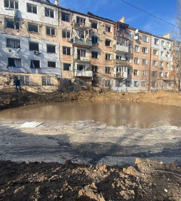 У Херсоні снаряд прилетів на подвір’я багатоквартирного будинку