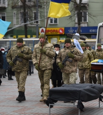 У центрі Рівного попрощалися з Героєм, який загинув під Бахмутом