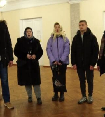 У Кропивницькому студенти-музиканти виконують різдвяну коляду (відео)