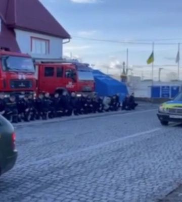 Хустські рятувальники прощалися із загиблим на війні колегою