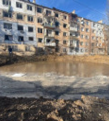 Величезна вирва та жодної вцілілої шибки: у Херсоні показали відео наслідків піступної атки рашистів