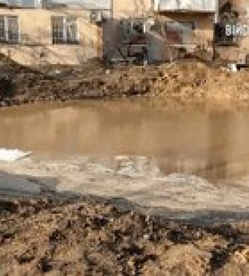 Огромная воронка. В Херсоне снаряд оккупантов разорвался во дворе пятиэтажки – видео