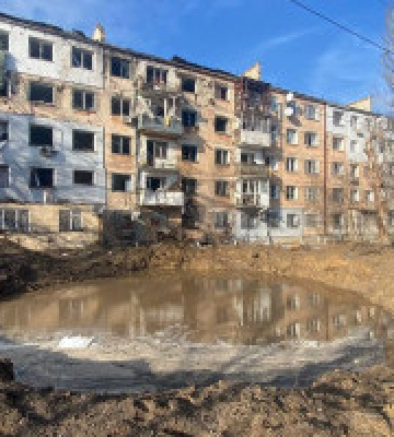 У Херсоні снаряд прилетів на подвір’я багатоквартирного будинку
