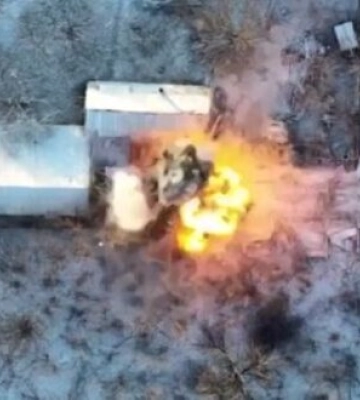 Артиллеристы уничтожили вражеский танк и склад боеприпасов. ВИДЕО