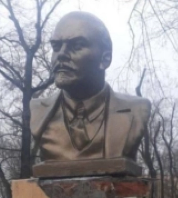 У Маріуполі окупанти встановили бюст Леніна у парку