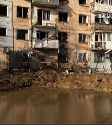 У Херсоні під вікнами житлового будинку розірвався російський снаряд (ВІДЕО)