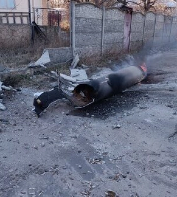 Оккупанты попали ракетой в дорогу в Константиновке. ФОТО