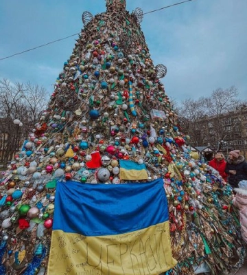 У Миколаєві розібрали &quot;ялинку незламних&quot;: іграшки віддали до музейного фонду