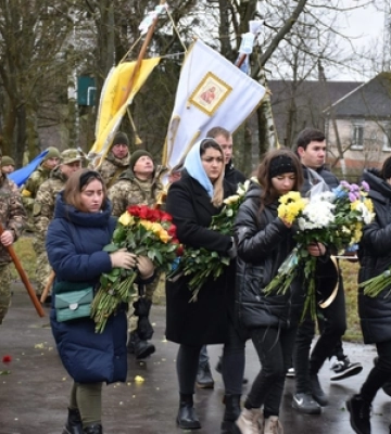 Назавжди 23: у Луцькому районі прощались з загиблим Героєм Віктором Вороняком 
