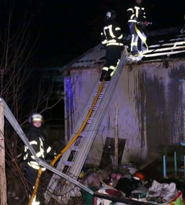 Бойцы ГСЧС тушили горящий дом в Харькове и обнаружили труп 