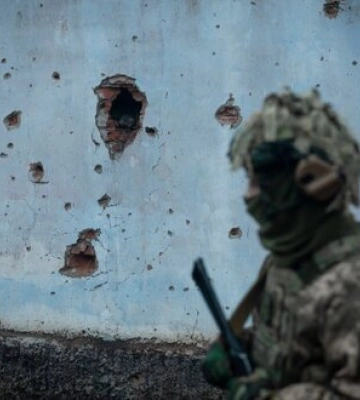Тривають важкі бої за утримання Соледара, ворог продовжує штурм, незважаючи на великі втрати, - Міноборони