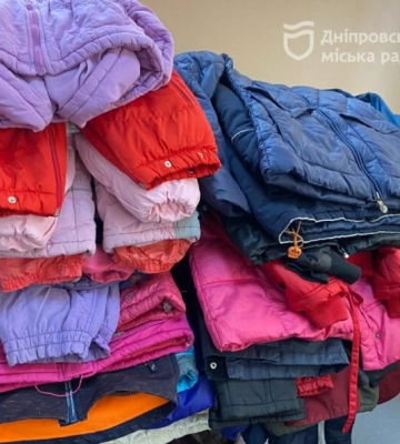 Банки одягу у Дніпрі: отримувачі теплих речей вдячні місту за турботу