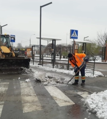 У Києві до прибирання снігу залучили майже 3,5 тисячі комунальників