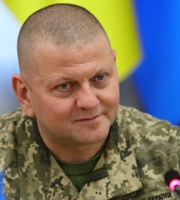 Футболку з підписом Залужного виставили на аукціон — зібрані кошти підуть ЗСУ