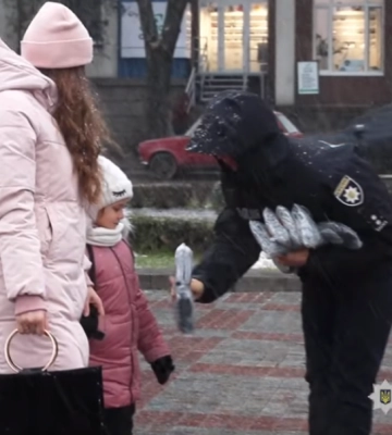 У Рівному ювенальні поліцейські роздали маленьким пішоходам незвичні флікери (ВІДЕО)
