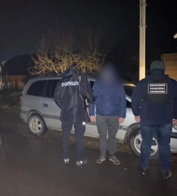 На Закарпатті прикордонники знову затримали ухилянтів та їх переправника