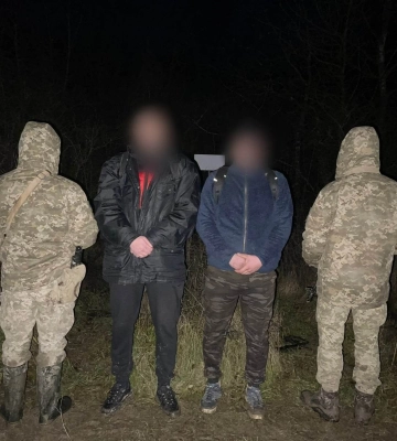На Закарпатті прикордонники знову затримали ухилянтів та їх переправника