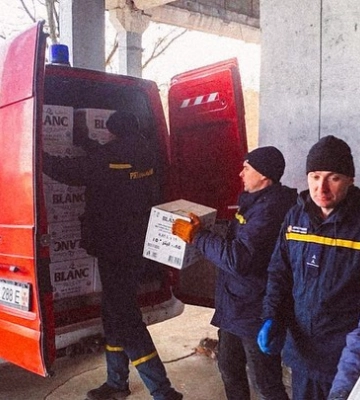 Рятувальники Луганщини розвантажили гуманітарну допомогу для переселенців