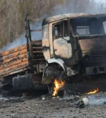 Після серії потужних вибухів окупанти вивозять згорілу техніку з Мелітополя - фото