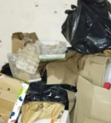 У центрі Мукачева невідомі зробили смітник
