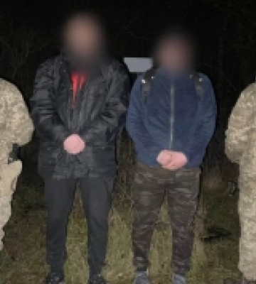 На Закарпатті прикордонники знову затримали ухилянтів та їх переправника