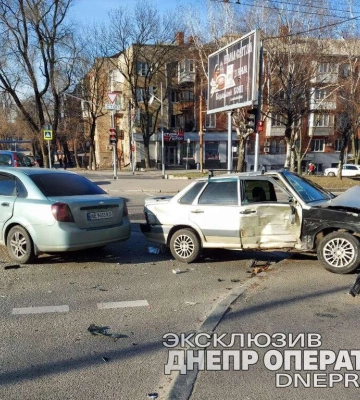 У Дніпрі на проспекті Поля ВАЗ зіткнувся з Chevrolet та влетів у стовп: відео з місця ДТП
