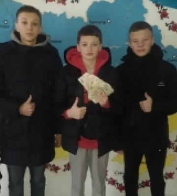 У Корці юні колядники зібрали шістнадцять тисяч гривень на ЗСУ