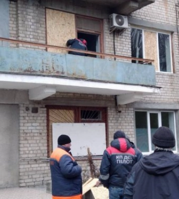 Миколаївські комунальники вчора працювали в Очакові, аби допомогти подолати наслідки масштабного обстрілу