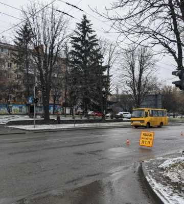 У Рівному під колеса легковика потрапила малолітня пішохідка: подробиці події