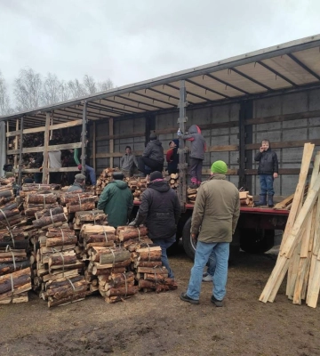 Жителі Рівненського Полісся відвезли херсонцям дрова та подарунки