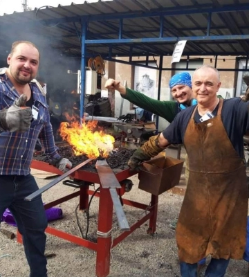 Без світла, та з оптимізмом: закарпатський коваль замість мистецьких шедеврів робить «їжаків» та буржуйки