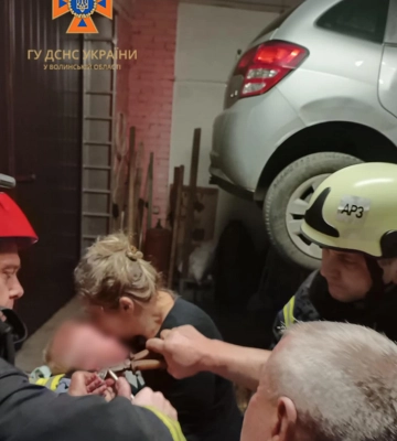 У Луцьку однорічний хлопчик вдягнув на палець деталь від іграшки. Знімали рятувальники