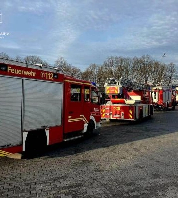 Німецькі рятувальники привезли в Україну партію пожежних машин (Фото)