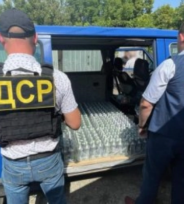 Налагодили роботу підпільного цеху та збували фальсифікований алкоголь – на Закарпатті судитимуть трьох членів організованої групи
