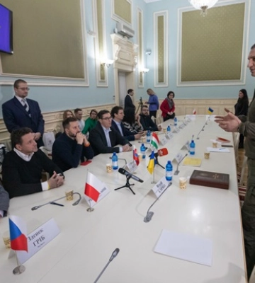 Варшава і Братислава передадуть Києву автобуси і вагони метро