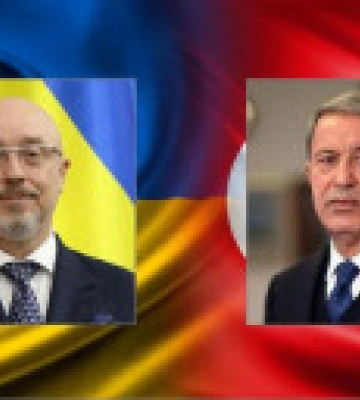 Главы оборонных ведомств Турции и Украины обсудили важность прекращения огня