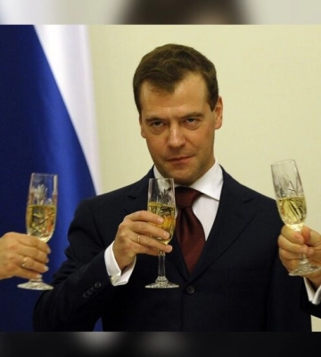Після овації Дуді медведєв волає, що поляки захопили Львів