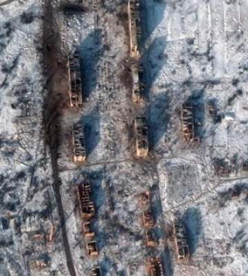 Знищені школи, тисячі вирв на дорогах. Maxar показала супутникові знімки Соледара та Бахмута