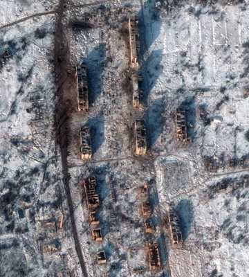 Знищені школи, тисячі вирв на дорогах. Maxar показала супутникові знімки Соледара та Бахмута