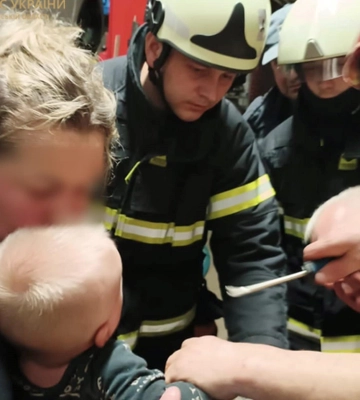У Луцьку врятували малюка, рука якого застрягла у металевій деталі