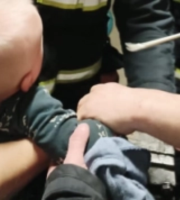 У Луцьку рятувальники допомогли однорічній дитині, палець якої застряг у металевій іграшковій деталі