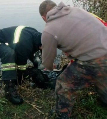 На Дніпропетровщині рятувальники ДСНС дістали з води тіло потопельника