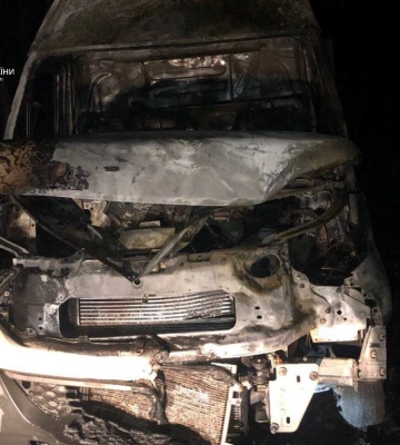 На ходу у Львівській області загорівся мікроавтобус з вантажем