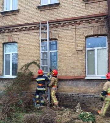 У Рівному відчиняли двері квартири, власниця якої втратила свідомість