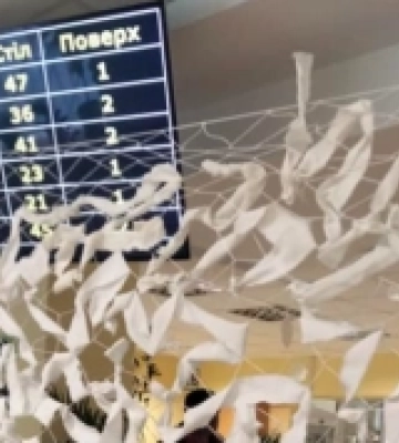 Працівники луцького ЦНАПу плетуть маскувальні сітки для ЗСУ