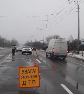 У Луцькому районі автівка збила чоловіка, він у реанімації