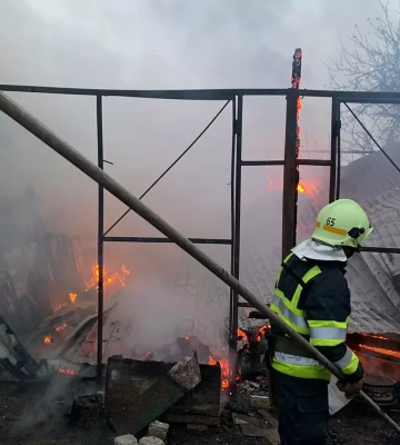 У Дніпровському районі загорівся трактор та гараж: відео