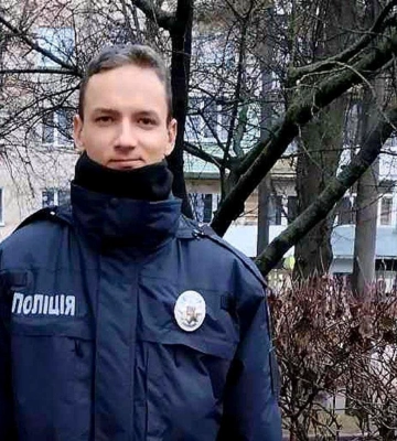 Поліцейський охорони допоміг чоловіку, який знепритомнів